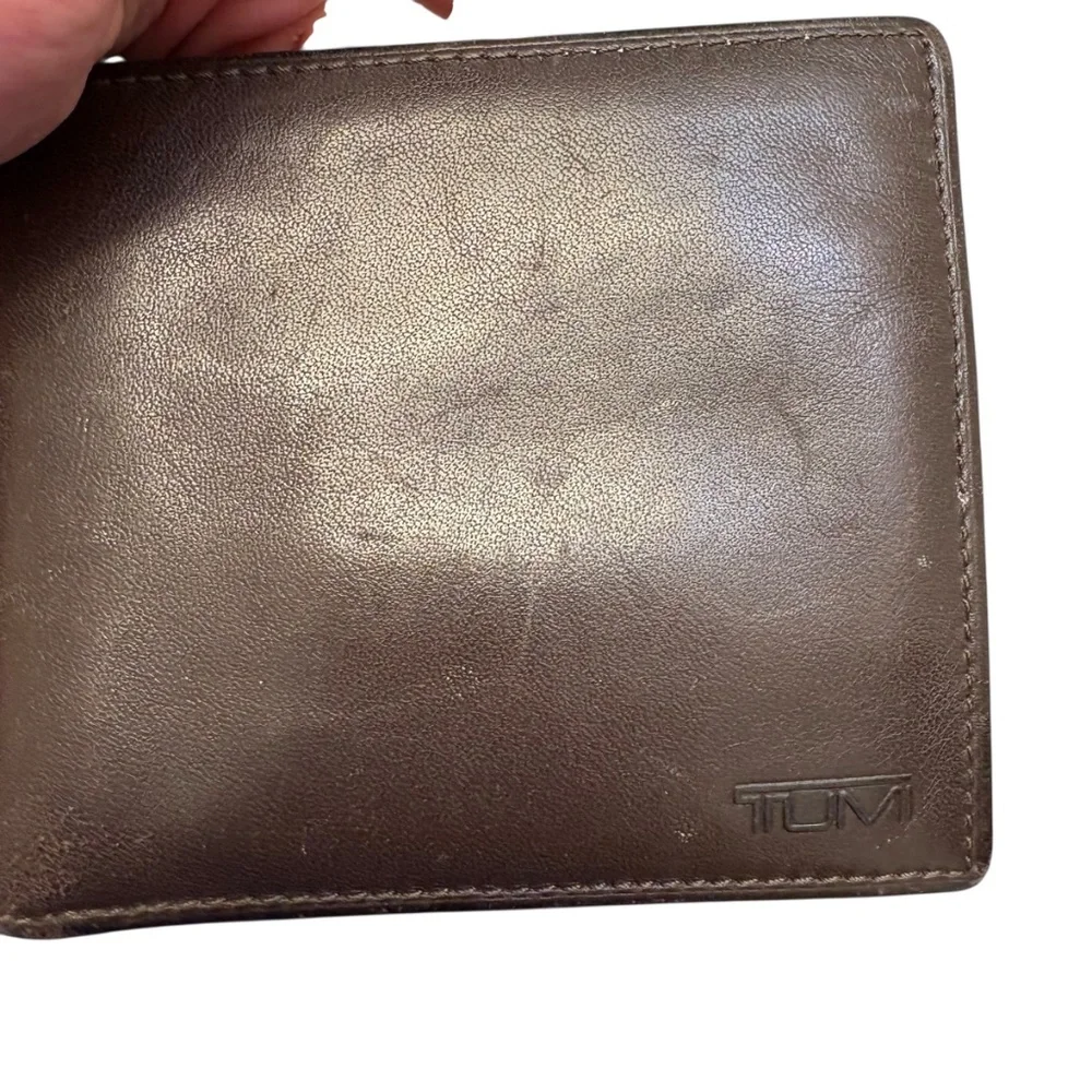 TUMI brown leather men’s wallet